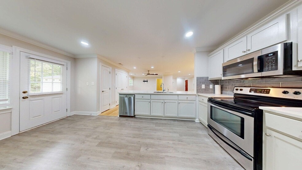 Building Photo - Totally Updated Home on Oak Bowery