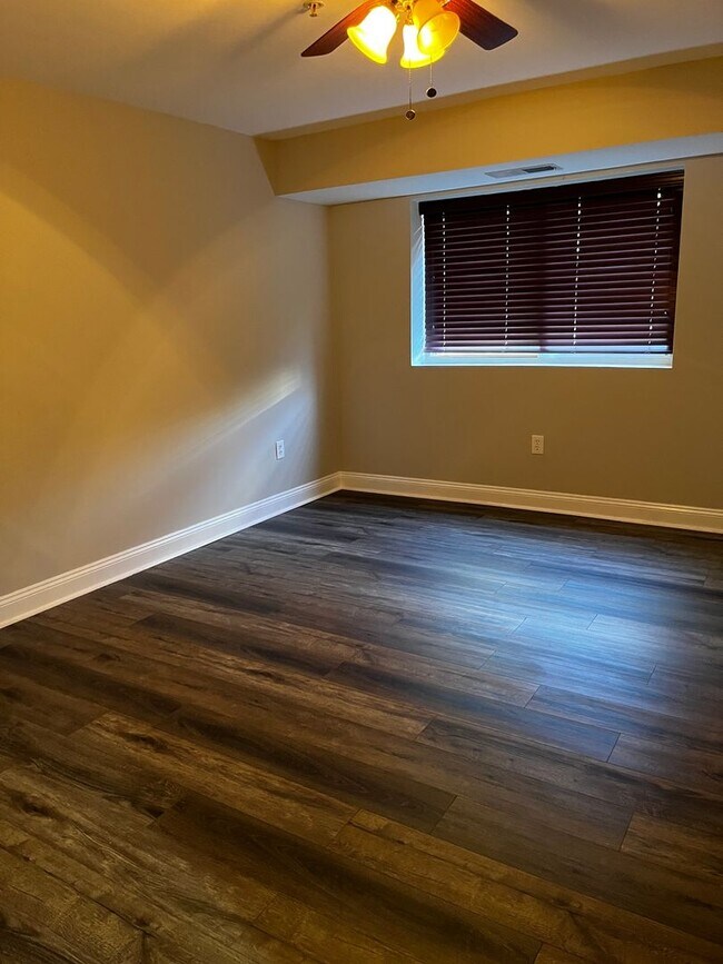Building Photo - Renovated 2-Bedroom Apartment!!