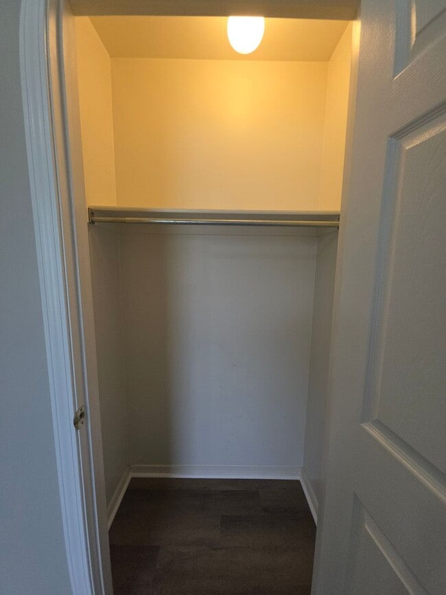 Building Photo - 102 Willow Creek Dr