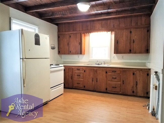 Building Photo - Charming 2 Bedroom 1 Bathroom Cottage By the River