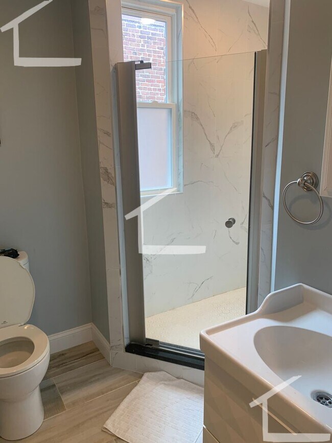 Building Photo - Fully Renovated, Central Heat/AC, Large bedrooms, Central Location. Laundry on a Site