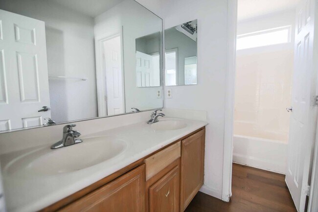 Building Photo - Cute 5 Bedroom Home with a 3 Car Garage!