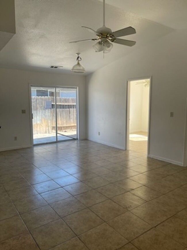 Building Photo - 2-Bedroom, 1-Bathroom Home for Rent in Dos...