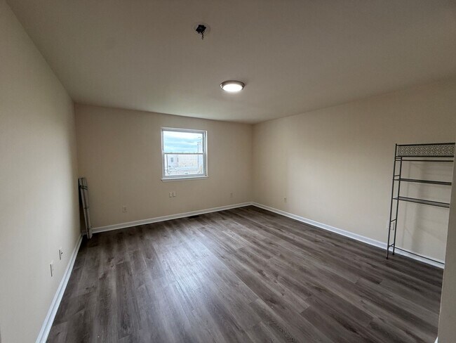 Building Photo - Modern New Luxury Temple Apartments