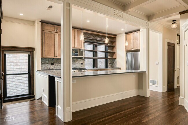 Building Photo - 5829 N Kenmore Ave