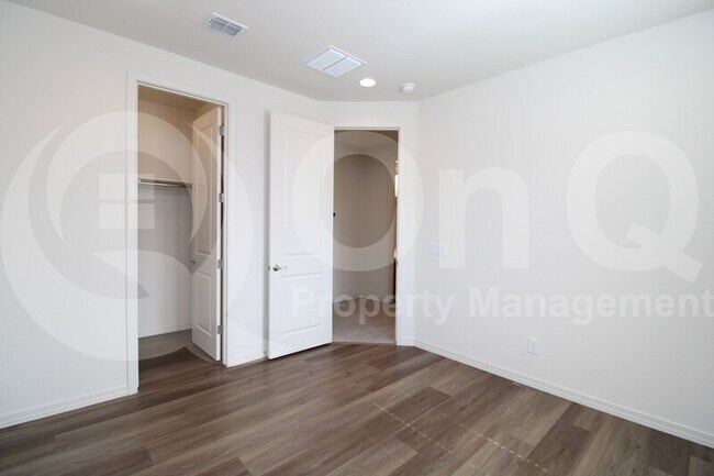 Building Photo - 5866 N 86th Ln