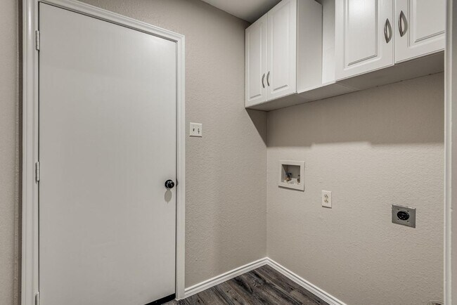 Building Photo - 10 St Charles Pl