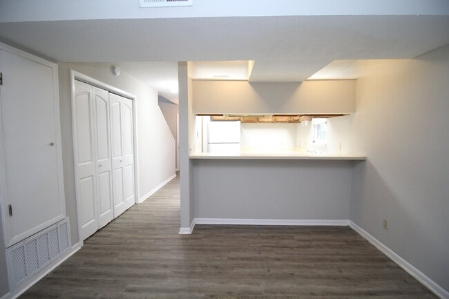 Building Photo - Two-story 2 bedroom townhouse in Northeast...