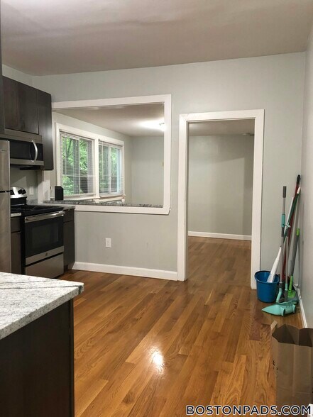 Building Photo - 94 E Cottage St