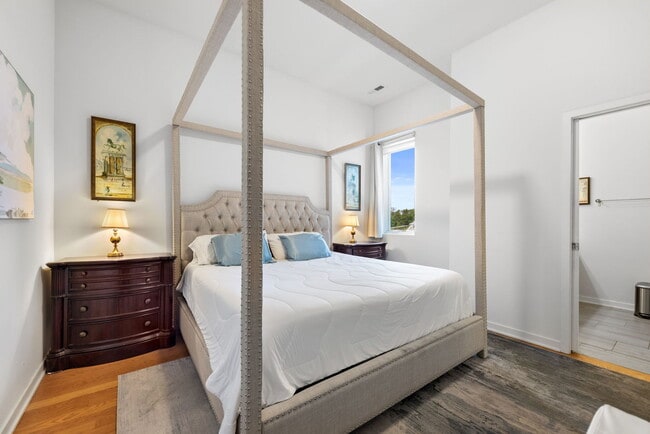 Building Photo - 1728 W Division St