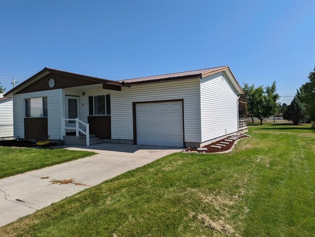 Building Photo - Charming 3 bedroom 1 bath home in Rexburg!