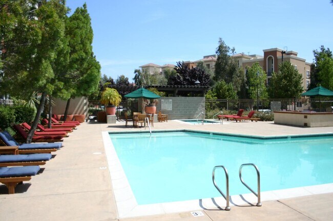Building Photo - High End Condo on Top floor: High Ceilings...