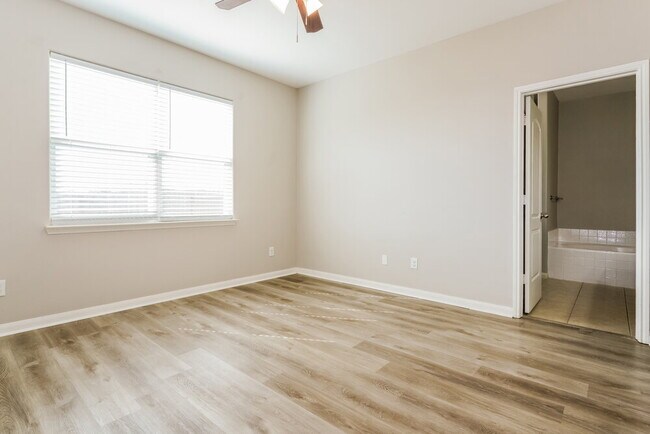 Building Photo - 2120 Foxglove Ct