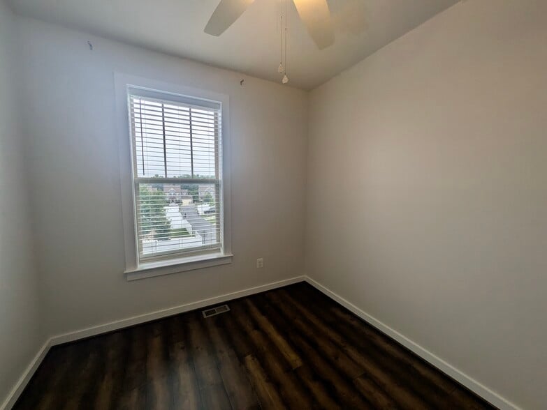 Building Photo - 1121 Lawler Dr