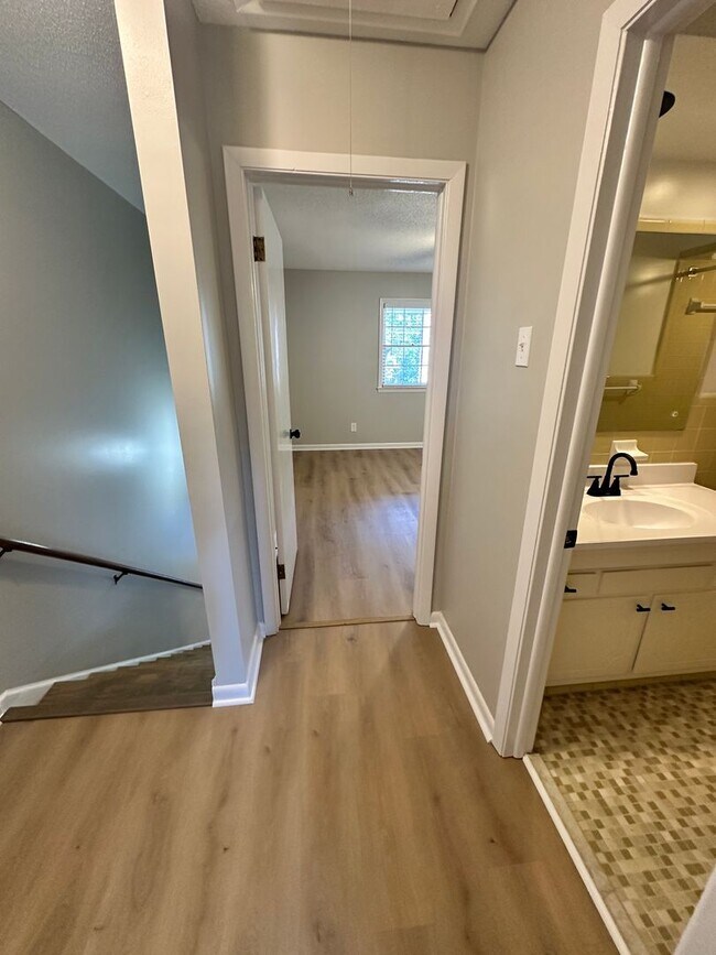 Building Photo - Beautiful 2 Bedroom 1.5 Bath Townhome!