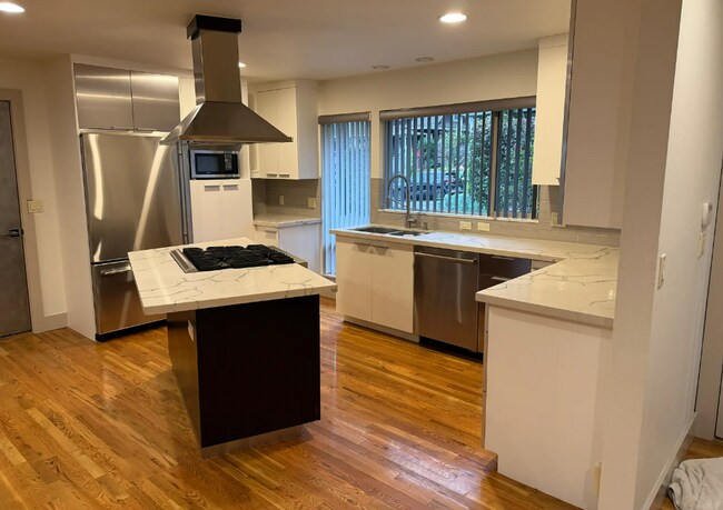 Building Photo - Contemporary SW Portland Home with Garage, A/C, and Prime Location Steps from OHSU and Willamette...
