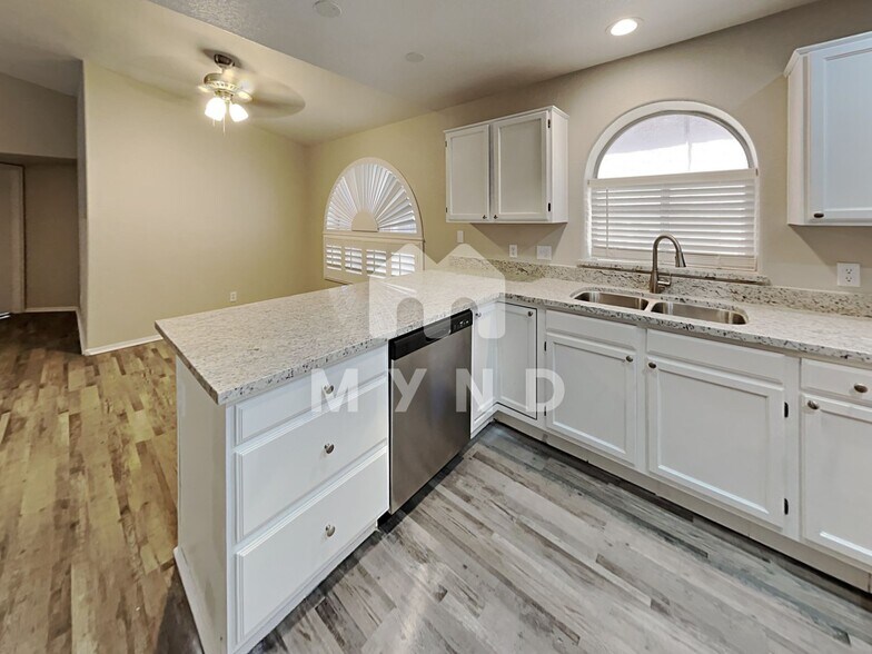 Building Photo - 8027 W Laurel Ln