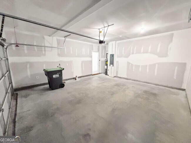Building Photo - 5784 Silver Lk Dr