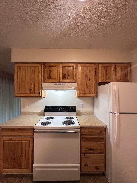 Building Photo - Charming Downstairs 2-Bed Oasis with Full Bath on SE Division - 836 Sq. Ft. of Portland Comfort!
