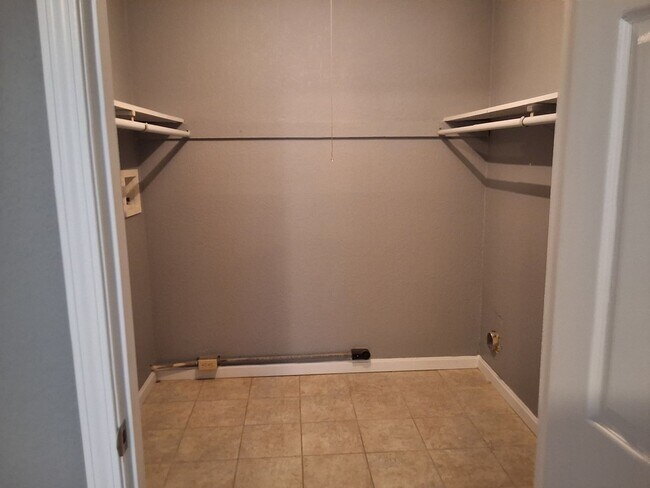 Building Photo - Comfy 2 Bedroom, 1 Bath Apartment located in Radcliff