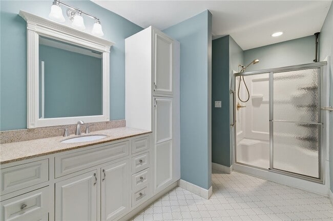 Building Photo - 709 Clyde St