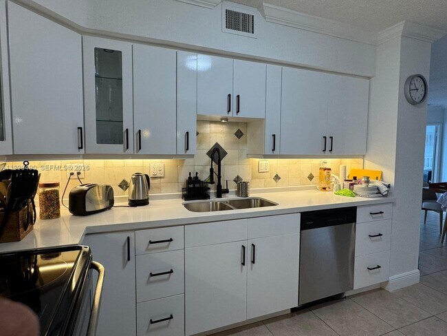 Building Photo - 3600 Mystic Pointe Dr