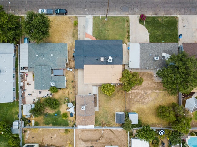 Building Photo - 510 E Belmont Ave