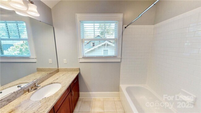 Building Photo - 2213 Roslyn Ave