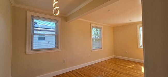 Building Photo - 84 Gladeside Ave