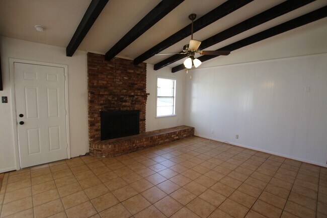 Building Photo - Coming Soon! 3/2/2 in Tyler!