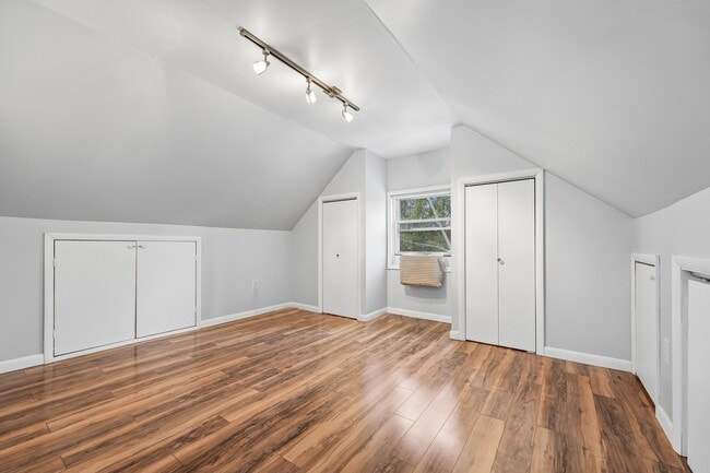 Building Photo - 52 Knickerbocker Rd