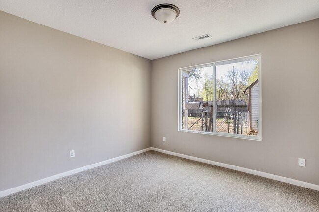 Building Photo - Perfect 2 Bed 1 Bath