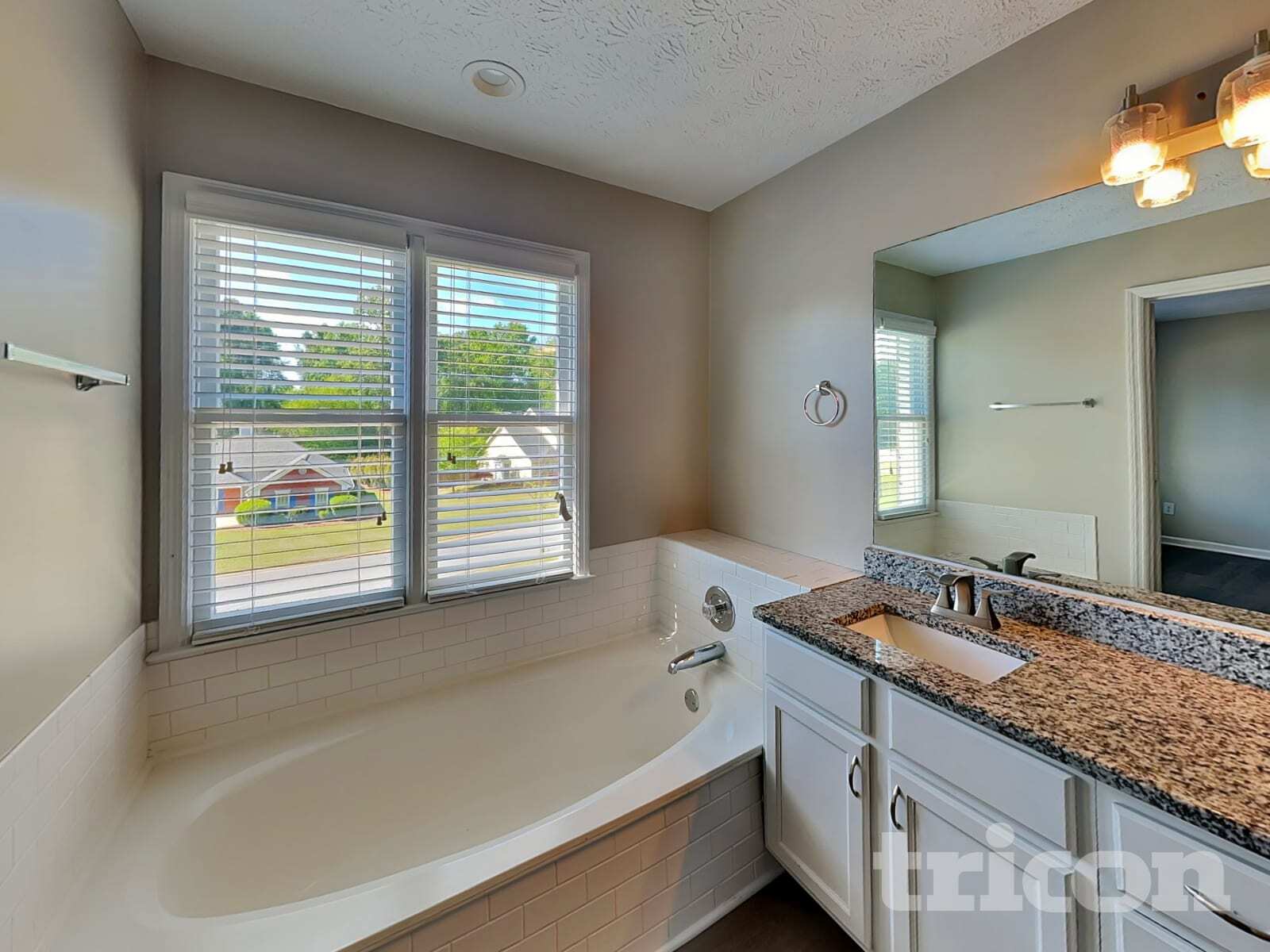 Building Photo - 985 Brookmont Dr S W