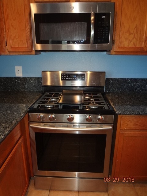 Building Photo - Beautiful 3 bedroom 2 1/2 bath Town-House Coming Soon!