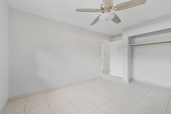 Building Photo - Non gated neighborhood in Naples