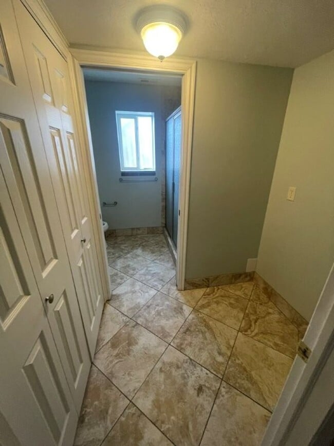 Building Photo - Your New Chapter Starts Here – 5 Bed, 2 Bath Syracuse Home + 2 Weeks Free!