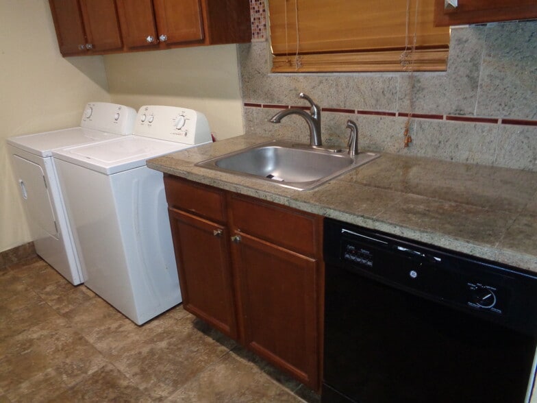 Building Photo - 676 Jennifer Jean Dr