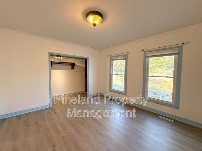 Building Photo - 413 E Donaldson Ave