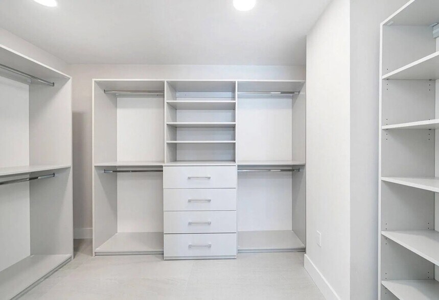 Building Photo - 555 NE 34th St