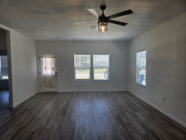 Building Photo - Modern Home, Centrally Located to St. Andrew's, Lynn Haven & PCB!  *SPECIAL: 1/2 OFF 1st Month's ...