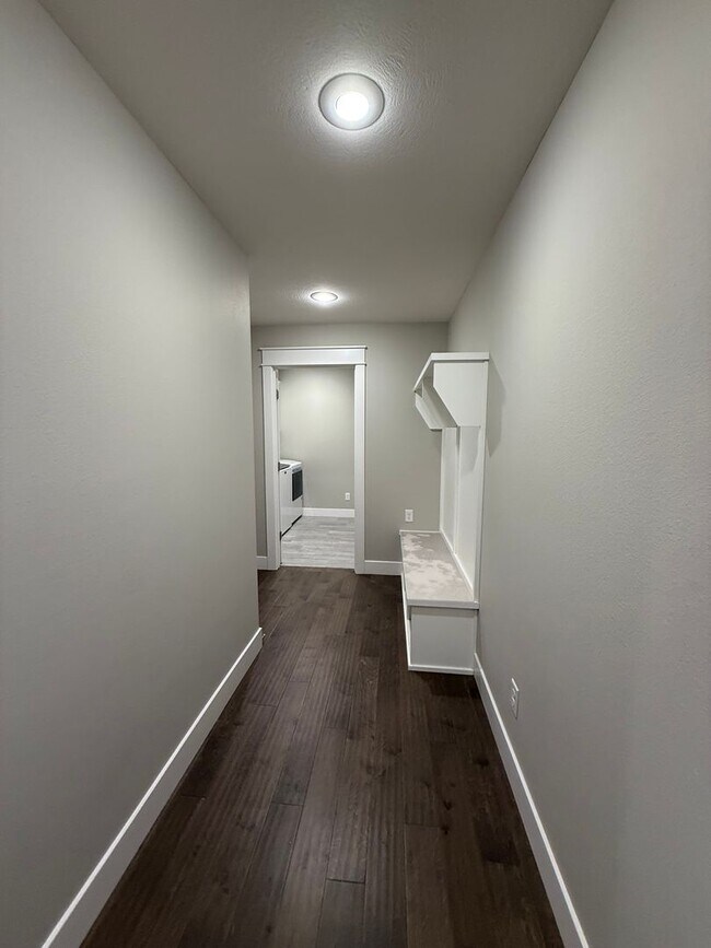 Building Photo - ****MOVE-IN SPECIAL**** Gorgeous 4Bedroom ...