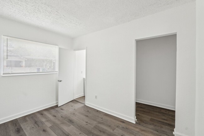 Building Photo - 2-Bedroom, 1.5-Bathroom Home in Tampa – Pe...