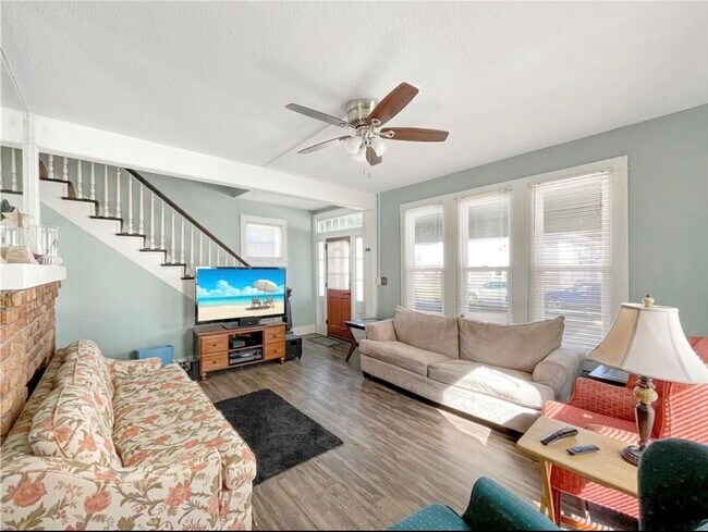 Building Photo - 202 S College St