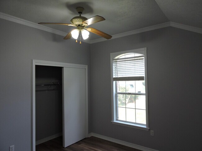 Building Photo - 211 Westview Dr