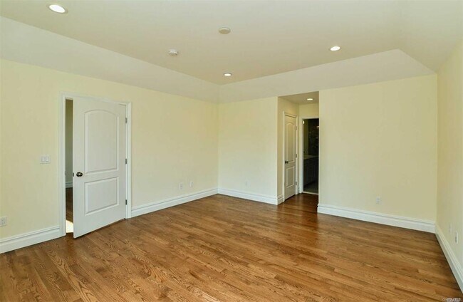 Building Photo - 52 Hillside Pl
