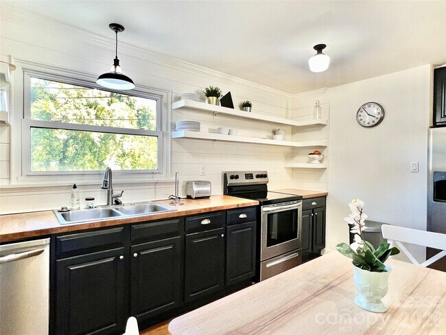Building Photo - 2931 Belmeade Dr