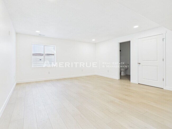 Building Photo - 1868 E 640 N