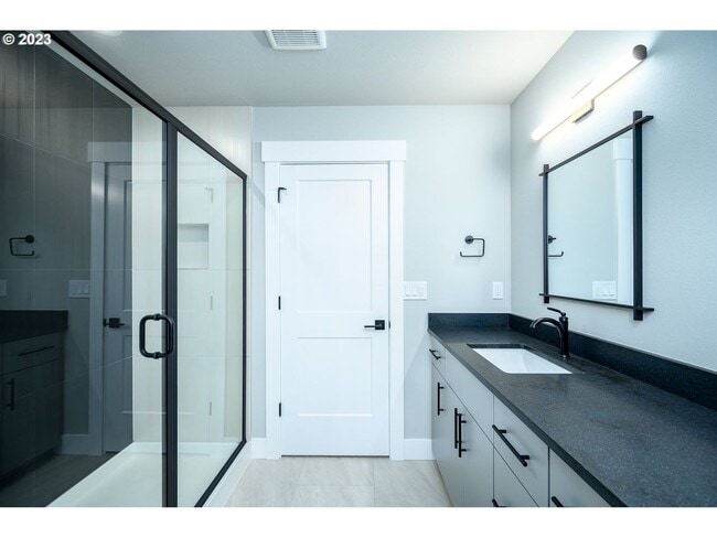 Building Photo - Beautiful Pet Friendly 3 Bedroom, 2.5 Bath House in Newberg