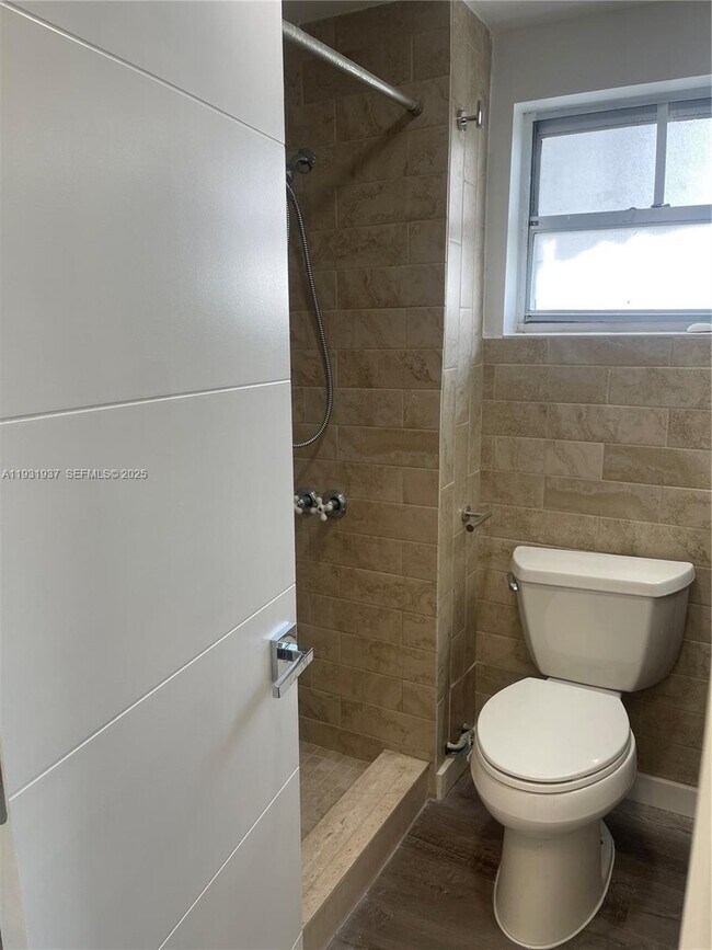 Building Photo - 400 Kings Point Dr