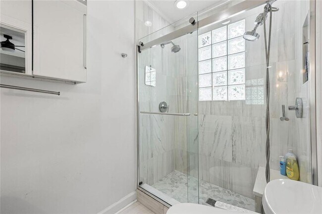 Building Photo - 346 Redland Rd NW